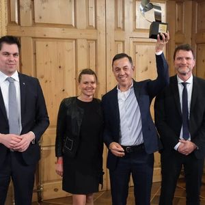 Richard Dämpfle konnte sich in der Kategorie 1, in die Mazda-Händler mit über 300 Einheiten jährlich fallen, als Siegerbetrieb durchsetzen: (v. l.) Felix Gebhart, Direktor Vertrieb Mazda Deutschland, Anni Dämpfle und Richard Dämpfle, Autohaus Dämpfle, und Gerd Meyer, Direktor Service Mazda Deutschland(Bild:  Mazda)