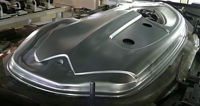 Von der Platine ist nichts mehr zu sehen. Hier liegt ein fast fertig umgeformtes Teile auf dem Unterwerkzeug. (Archiv: Vogel Business Media)