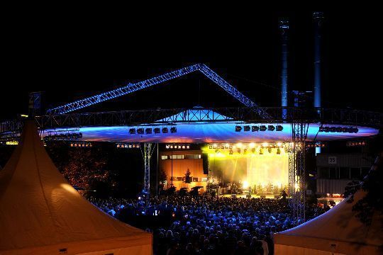 Die Mitarbeiter des Mercedes-Benz-Werks Kassel feierten das 40-jährige Bestehen des Unternehmens mit einem Konzert auf dem Werksgelände. Die Musical-Show „Time-Art History Show“ bot eine Kombination aus Musikgeschichte und Werkshistorie mit bekannten Hits der letzten vier Jahrzehnte. (Archiv: Vogel Business Media)