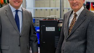 Dr. Gunther Wobser (l.) und Peter Adams setzen auf die zunehmende Bedeutung der thermoelektrischen Temperierung, deren Basis ein Thermoelement ist, das durch Stromfluss Temperaturwechsel erzeugen kann. (Bild: Lauda)