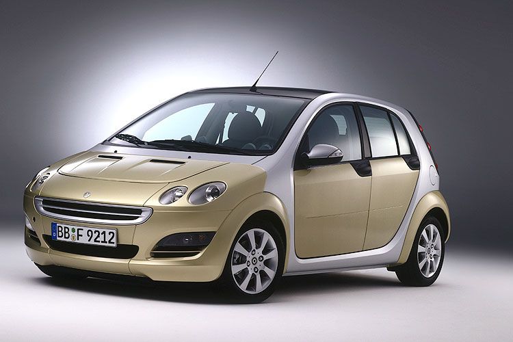 2004: Von den Prinzipien der Zweisitzigkeit und des Heckmotors weicht Smart mit dem Forfour ab. Nach rund 100.000 Stück endet die Produktion des Viersitzers 2006. (Foto: Daimler)