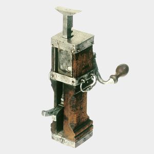 Mit der Holzschaftwinde hat im Jahre 1745 alles begonnen.  Mit ihr konnten Fuhrleute ihre schweren Pferdekutschen anheben, um gebrochene Achsen oder Speichen zu wechseln. 