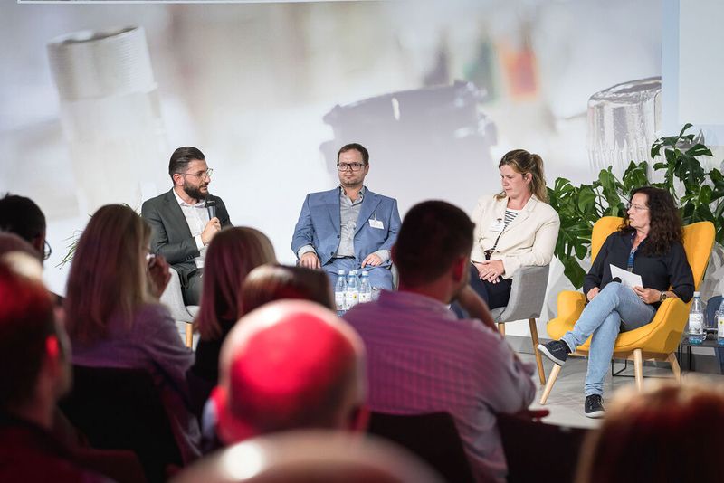 Anwenderkongress Steckverbinder 2023: Tag 1 mit Basisseminaren, Podiumsdiskussion und Posterslam. (Bild: Stefan Bausewein)