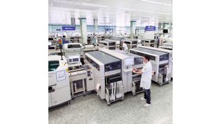 Fünf Fertigungslinien: Der Elektronikfertiger SRI kann auf seinen fünf Produktionslinien bis zu sieben Millionen Bauteile am Tag bestücken. (Bild: Michael Horky/SRI)
