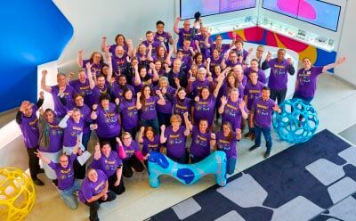 Spitzenreiter im Ranking: Merck holt sich mit der Bestnote 2,47 den ersten Platz. Vom Chemielaborant über Industriemechaniker bis hin zur Produktionsfachkraft Chemie bieten die sechs Fachbereiche von Merck 20 verschiedene Berufsbilder. Wer da Orientierung braucht, kann auch den KI-gestützten Jobassistenten fragen. (Bild: Merck)