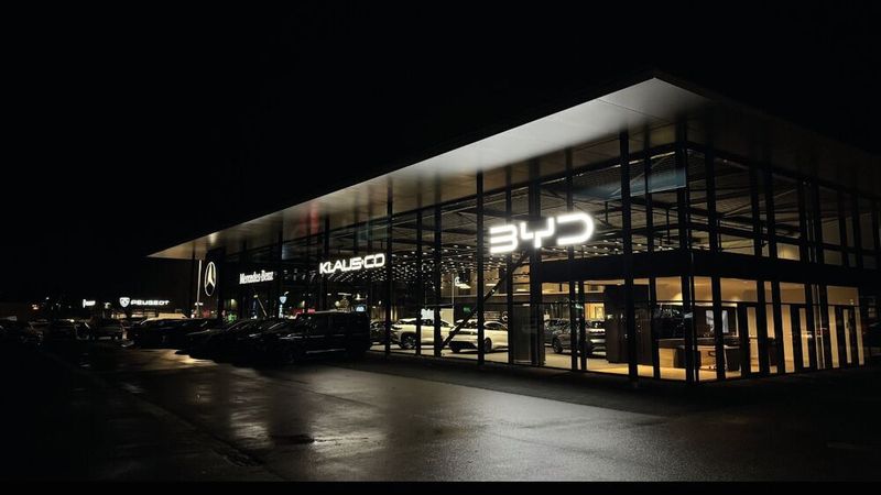 In den Flaggschiff-Betrieb von Klaus+Co in Flensburg ist die Marke BYD eingezogen.(Bild:  Klaus + Co)