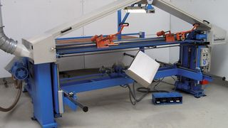 Zweiband-Schleifmaschine Typ ZBS2 mit Werkstück-Handlingeinrichtung. (Bild: Ernst Schweiz)