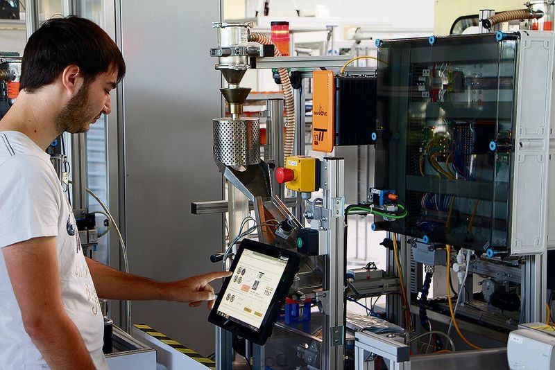 Am wandlungsfähigen Produktionssystem demonstrieren Lemgoer Forscher vom Institut für industrielle Informationstechnik (inIT) und vom Fraunhofer IOSB-INA Lösungen für die intelligente Automation. (inIT)