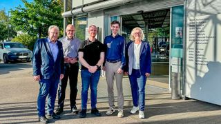 Hofmann Automobile wächst; ab 1.1.2027 gehört auch das Autohaus Waldmüller zu der Autohausgruppe: (v.l.) Helmut Waldmüller, Klaus Schmidt, Timo Schmidt (alle Autohaus Waldmüller), Florian Hofmann, Kerstin Bacher (beide Hofmann Automobile) (Bild: Hofmann Automobile)