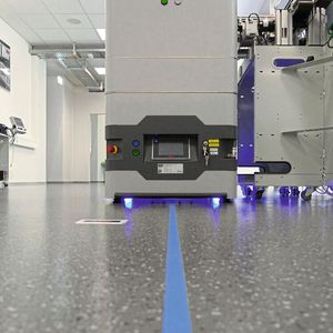 SEW-Eurodrive lieferte für die Lernfabrik ein fahrerloses Transportfahrzeug (FTF).(Bild:  SEW-Eurodrive GmbH & Co KG)