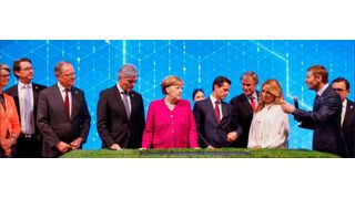 Die Kanzlerin lässt sich in Hannover erklären, wie der FC Bayern München seinen Stadionrasen mit Hilfe von Siemens MindSphere pflegt. (Bild: Siemens AG)