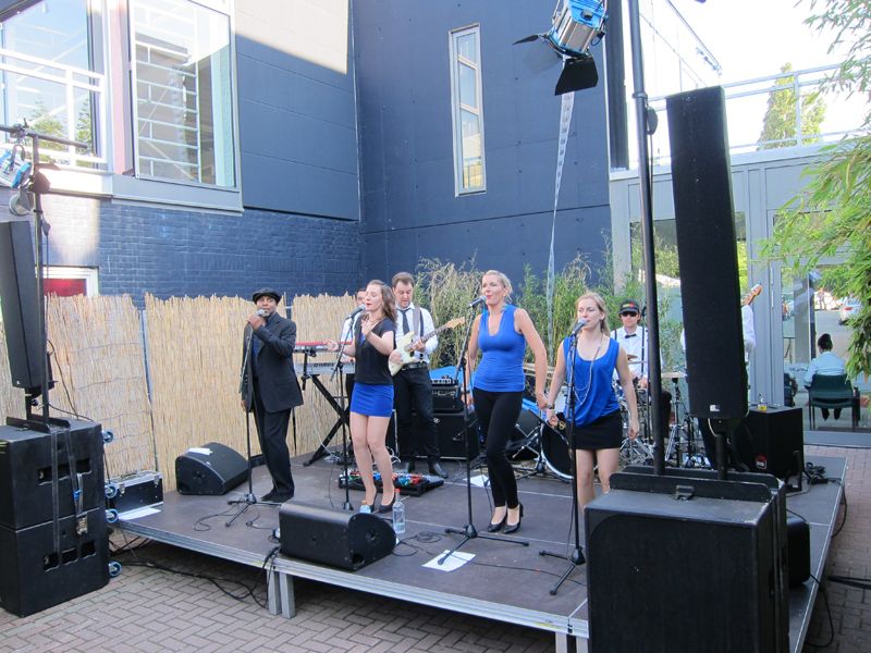 Live-Musik mit der ersten Band „Floor54“ (Bild: IT-BUSINESS)