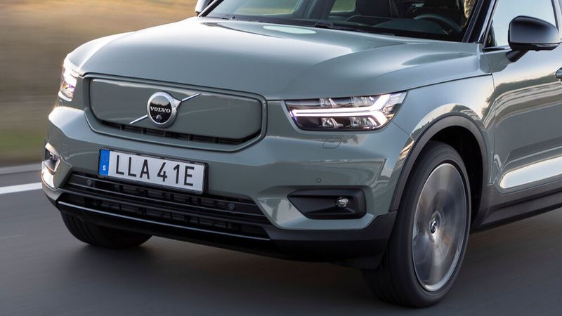 Optisch unterscheidet sich der Stromer nur an der Front von den anderen Modellen: Diese ist geschlossen, denn der Wagen benötigt natürlich keinen Kühler. (Bild: Volvo)