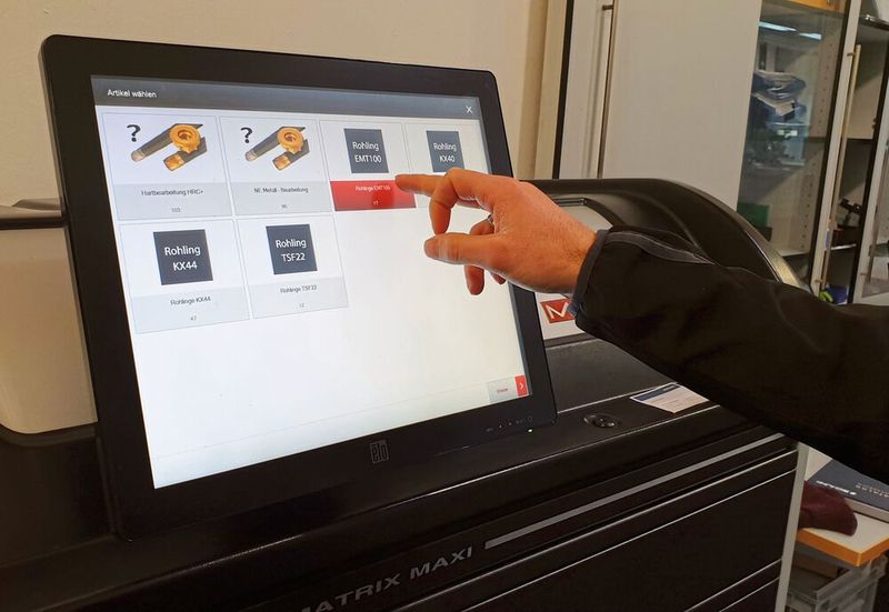 Im Werkzeugschrank sind sowohl Rohlinge als auch fertige Produkte eingelagert. Am Touchscreen kann das Benötigte bequem ausgewählt werden.  (Bild: Ingersoll)
