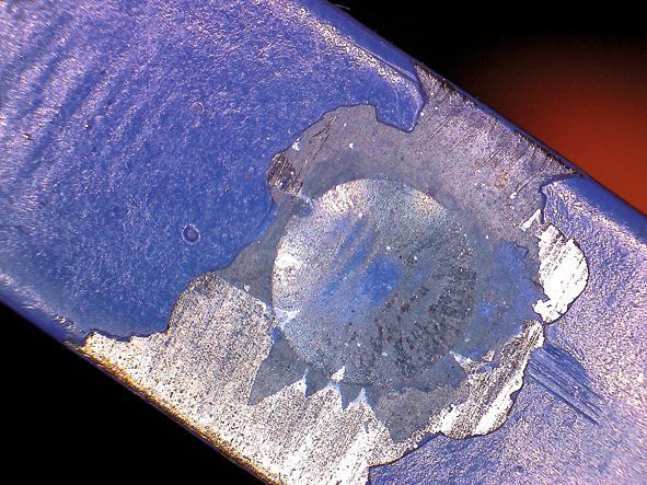 Bild „Unbearbeitet 4“ zeigt eine nicht bearbeitete Schnittfläche, bei der der Lack großflächig wegspringt. Bild: Lissmac (Archiv: Vogel Business Media)