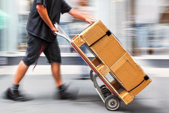 Mit seiner Delivery Platform bietet Seven Senders seinen Kunden Zugang zu über 100 Last-Mile-Carriern – und mit 7SGreen einen klimaneutralen Versand. Mit seiner Delivery Platform bietet Seven Senders seinen Kunden Zugang zu über 100 Last-Mile-Carriern – und mit 7SGreen einen klimaneutralen Versand.
