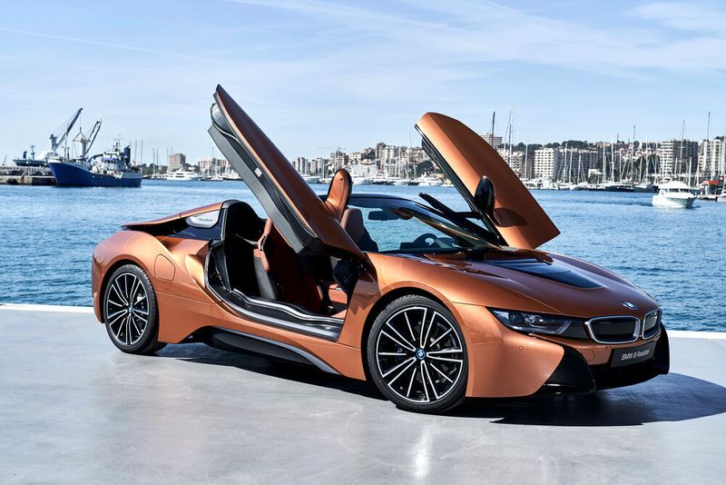 Dem seit 2013 gebauten i8 Roadster stellte BMW 2018 noch eine Roadster-Version zur Seite. (BMW)