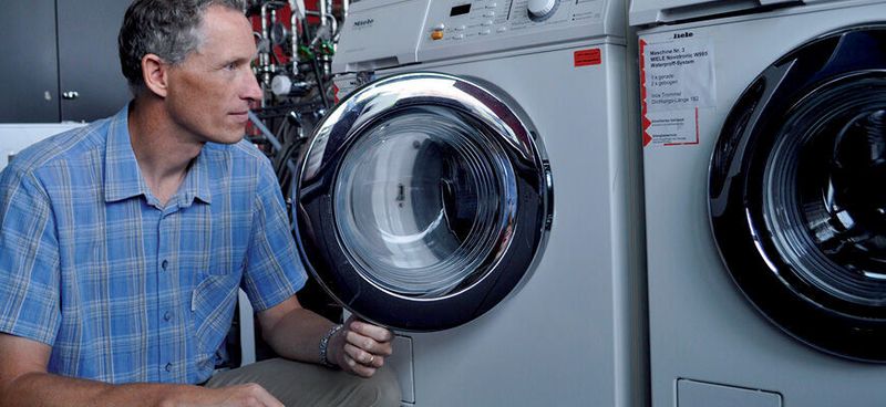 Forschende um Bernd Nowack haben die Freisetzung von Nanopartikeln beim Waschen von Polyestertextilien untersucht.(Bild:  Empa)
