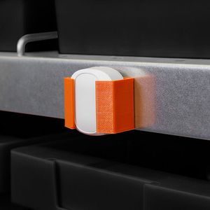 Der Direkt-Bestellknopf hat einen integrierten RFID-Transponder, der durch ein Drücken eine Order veranlasst. Er eignet sich speziell für Artikel ohne RFID-Label, die aufgrund ihrer Größe nicht in die standardisierten Behälter passen und lose im Regal liegen. Der Knopf kann flexibel in Produktion oder Montage installiert werden und übermittelt einen definierten EAN Code an das Dresselhaus Portal.