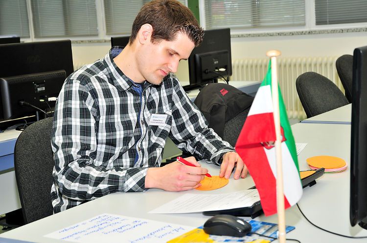 Christian Bömer aus Nordrhein-Westfalen bereitet sich auf die Präsentation seines Marketingkonzeptes vor. (Foto: Schmidt)