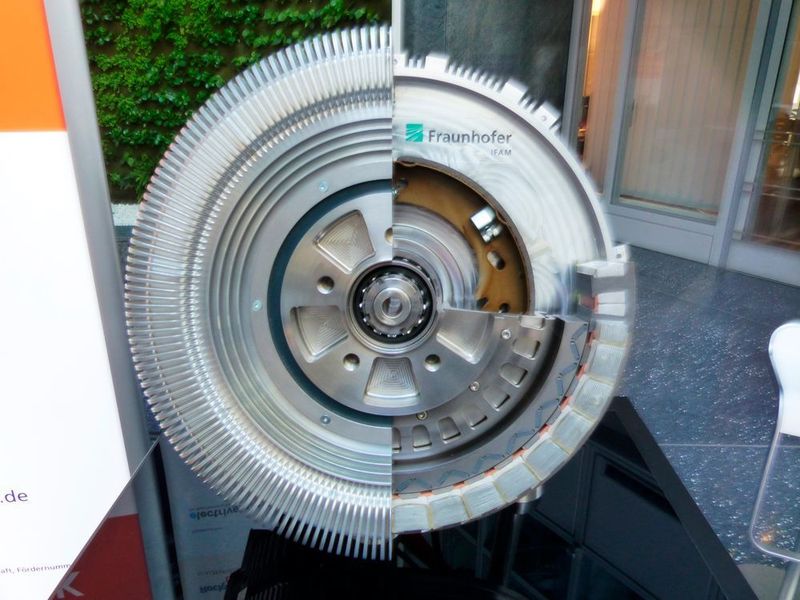 Lara ist ein Teilprojekt der Fraunhofer Systemforschung Elektromobilität und umfasst die Entwicklung, Fertigung und Erprobung eines robusten luftgekühlten Radnabenmotors mit hoher Drehmomentdichte. (S. Häuslein/konstruktionspraxis)