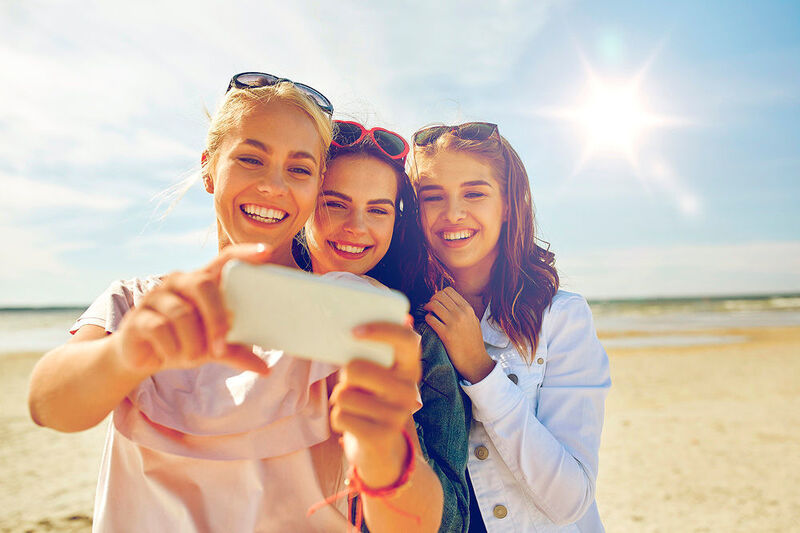 Obwohl sie selbst ihre mobilen Endgeräte im Urlaub auch nutzen, sagten 7 Prozent der befragten Frauen aus, dass sie sich durch die Smartphone-Nutzung des Partners sehr gestört fühlen. (Auto Europe)
