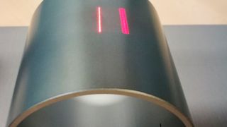 Mit einem zweistrahligen Lasersystem haben es die Experten des ELB Eloxalwerk geschafft den Hochleistungskunststoff PEEK gezielt auf beanspruchte Zonen an Metallbauteilen zu applizieren. Gezeigt wurde das erstmals auf der Hannover-Messe 2018. Jetzt ist das Thema im Rahmen des „Thinking“ im Juni ein Hingucker bei der Leichtbau BW, speziell in puncto Veredelung von Magnesiumbauteilen. (ELB Eloxalwerk)