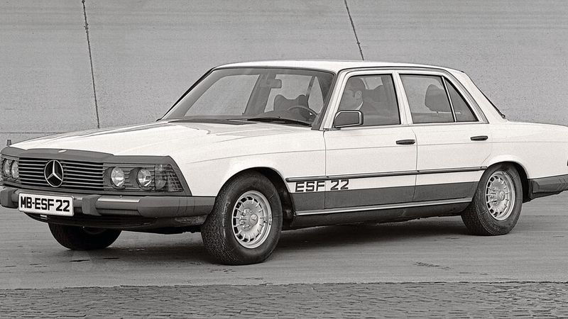 Das ESF 22 basiert auf der S-Klasse (Baureihe W116) und wurde auf der vierten internationalen ESV-Konferenz in Kyoto (Japan) vorgestellt. Es ist ausgelegt für eine Aufprallgeschwindigkeit von 65 km/h. Es verfügt über vier Dreipunktgurte mit je drei Kraftbegrenzern und einem Gurtstrammer sowie einem Airbag statt Gurtstrammer für den Fahrersitz. Das Leergewicht beträgt fahrfertig 2.025 Kilogramm (287 Kilogramm mehr als Serie), die Gesamtlänge 5.240 Millimeter (280 Millimeter mehr als Serie). (Bild: Daimler AG)