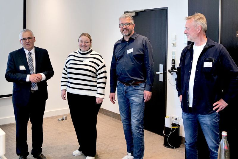 Außerdem wurden Carsten Berg und ZDK-Mitarbeiterin Linda Knögel in den Zertifizierungskreis der Gütegemeinschaft Autoberufe gewählt. (Bild: Schmidt - VCG)