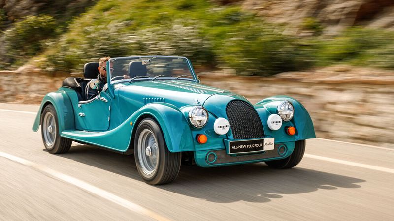 Die Ursprungsversion aus dem Jahr 2020 erkennt man hier gut an den einzeln verbauten Blinkern unter den Scheinwerfern. (Bild: Morgan)