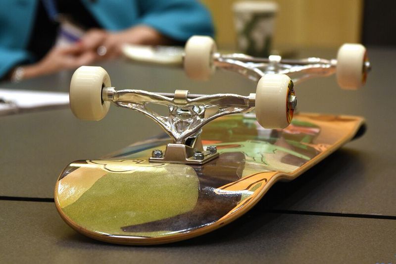 Leichte Bauweise einer Skateboard-Radachse in traditioneller Fertigung: Niemand muss zeichnen – einzig die erforderlichen Parameter müssen definiert werden. Lernende Algorithmen berechnen das Bauteil. (Stefanie Michel)