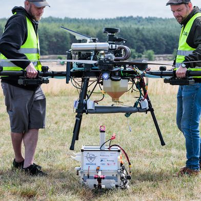 Die im Forschungsprojekt AMADEUS entwickelte 5G-Box wurde in eine Schwerlastdrohne integriert und ermöglicht den Aufbau eines autarken Breitbandnetzes für Einsatzkräfte. (Bild: Philipp Plum / Fraunhofer FOKUS)