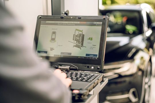 Nach dem Wechsel der Scheibe muss die Software der Sensorik neu ausgerichtet werden.(Bild:  Timo Roth)
