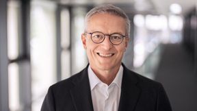 Bundesdigitalminister Dr. Karsten Wildberger ist laut seinem Ministerium davon überzeugt, dass Deutschland – auch in der Politik – schnell den produktiven und maßvollen Umgang mit KI lernen muss. (Bild: BMDS/Woithe)