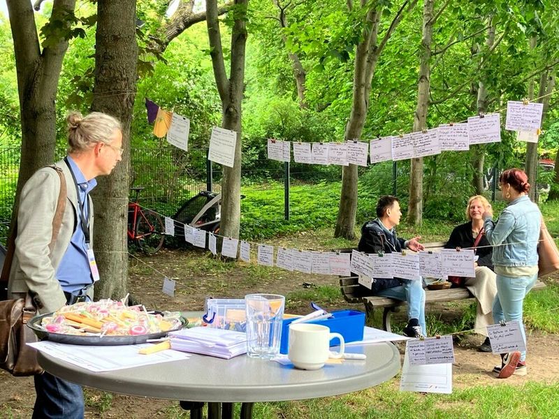 Bereits im vergangenen Jahr startete das SpeedDating „Gesucht – Gefunden“. Auch in diesem Jahr konnten Fachbereiche ihre Projektideen präsentieren, passende Mitstreitende für ihre Gesuche finden oder Hidden Champions aus der Verwaltung entdecken. (Bild: © Serina Sonsalla)