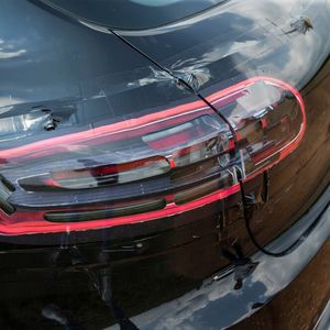 ... denn bei der Testfahrt verbarg sich die neue Optik noch unter dicker schwarzer Folie mit Fake-Rückleuchten, -Scheinwerfern und -Schwellern.(Bild:  Porsche)