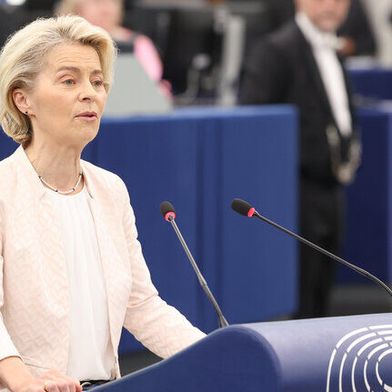 EU-Kommissionspräsidentin Ursula von der Leyen hat mit einem indirekten Seitenhieb auf die deutsche Fax-Kultur für Lacher im Europäischen Parlament gesorgt. (Bild: European Union 2024 - Source : EP)