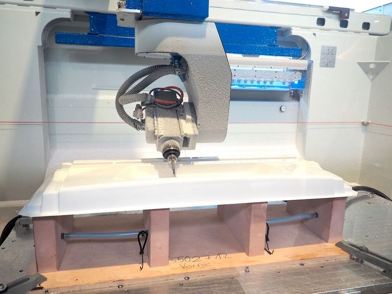 Swissplast setzt in Gotha unter anderem auch die 5-Achs-CNC-Fräsmaschine P-S-F(25-13) ein, um großte, tiefgezogene Bauteile aus Kunststoff nachzuarbeiten, was in Class-A-Qualität klappt, wie der Maschinenhersteller HG Grimme Systech betont. (Bild: Stephan F. Auch)