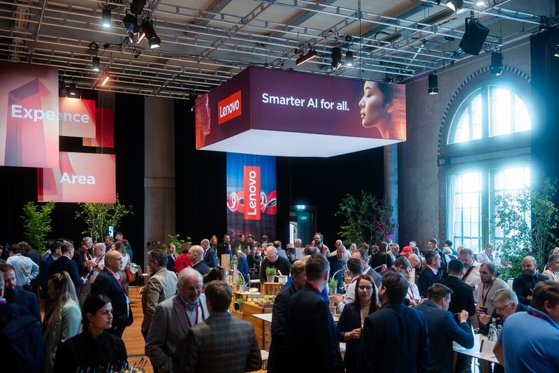 Auch in Essenspausen haben Lenovo-Partner die Möglichkeit, sich auszutauschen.  (Bild: Michael Schwettmann)
