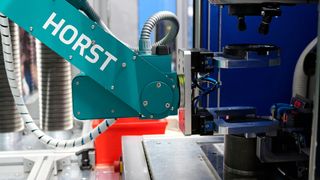 Der Industrieroboter legt die Zahnräder in den Lasermarkierer. Hier wird nicht nur die Lasermarkierung aufgebracht, sondern die Zahnräder auch gleich auf Fehler geprüft. Entspricht eines nicht den Vorgaben, wird es zuverlässig ausgeschleust. (Bild: Fruitcore Robotics)