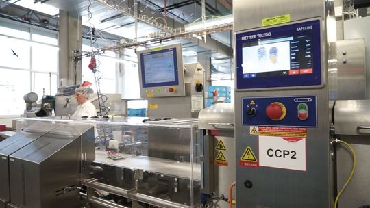 Die Röntgenprüfung entfernt Fremdkörper und die fortschrittliche Kontrollwägetechnik verhindert Unter- und Überfüllung und trägt so zu hoher Produktqualität und zufriedenen Tierhaltern bei.(Bild:  Mettler Toledo)