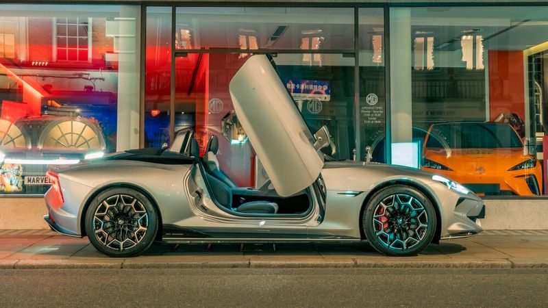 Noch diesem Sommer soll der MG Cyberster zu Schätzpreisen von gut 50.000 Euro aufwärts tatsächlich an den Start gehen. (Bild: MG Motor Deutschland GmbH)