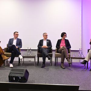 Das Panel „Europäische Zusammenarbeit für Digitale Souveränität“ mit Milen Starke (CIO Thüringen), Peter Ganten, (CEO Univention), Emma Ghariani (Leiterin der Abteilung Open Source und Digital Commons der französischen Regierung) Prof. Dr. Matthias Stürmer (Leiter Institut Public Sector Transformation FH Bern). Moderiert wurde die Runde von Ann Cathrin Riedel (NExT e. V.).(Bild:  Christian Augustin)