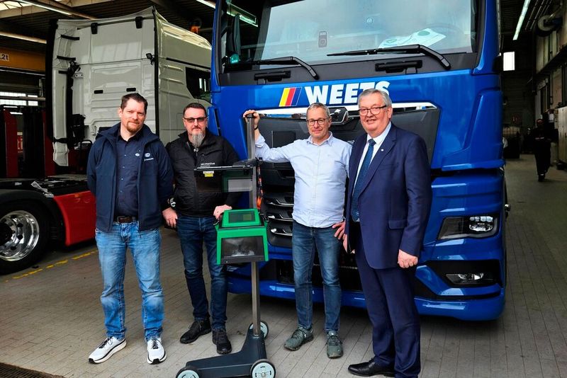 Freude in Emden: Dirk Wibben (l., Hella-Guttmann) überreicht mit Thorsten Kästel (M. TecMotive) und Karl-Heinz Bley (r., Kfz-Präsident von Niedersachsen) an den Werkstattleiter  Bruno Bruns (3.v.l.) das Einstellgerät. (Bild:  ProMotor)