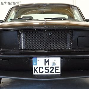 Von außen deutet quasi nichts auf den Elektroumbau hin. Einzig die Klappe rechts vom linken Scheinwerfer könnte ein Indiz dafür sein ...(Bild:  Dominsky – »kfz-betrieb«)