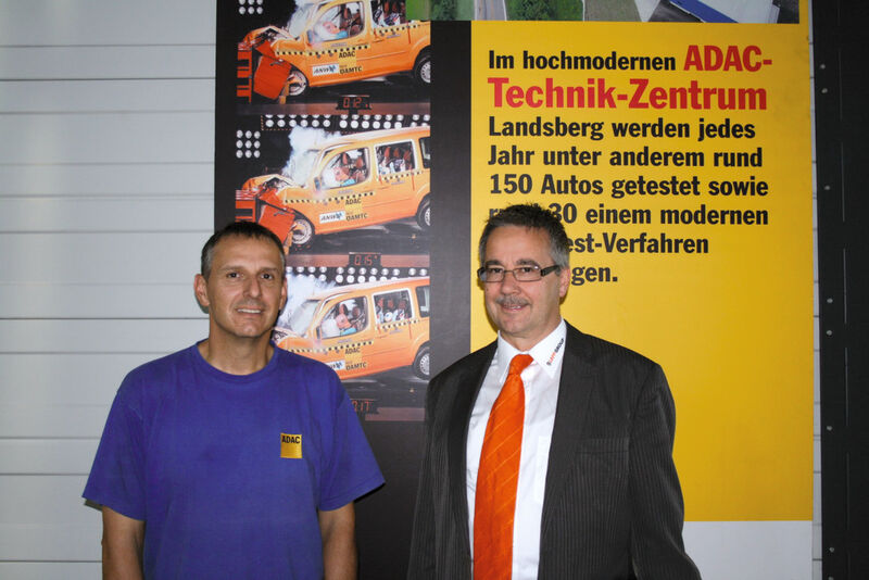 Peter Lukas, verantwortlich für Elektrotechnik in der Crashanlage mit Hermann Robl, Vertriebsmitarbeiter bei U.I. Lapp (ADAC, Lapp)