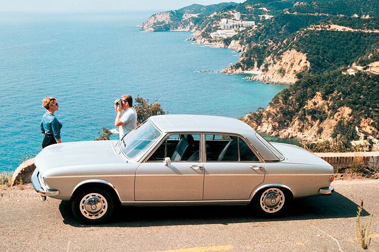 Vor seiner Zeit bei Audi war Ludwig Kraus bei Mercedes tätig und übertrug das Mercedes-Design geschickt auf den Audi 100 von 1968.  (Audi)