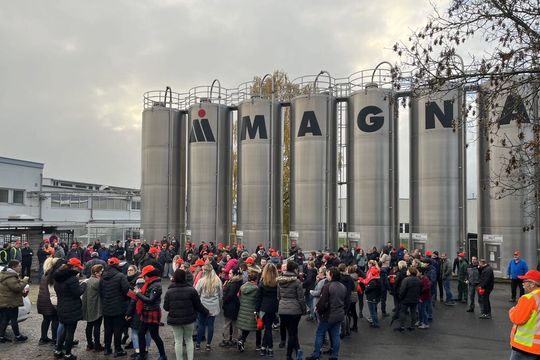 Das Magna-Werk Dorfprozelten wird in rund 12 Monaten doch geschlossen! Damit hat sich alles, was schon vor der letzten Fast-Katastrophe Erfreuliches ergeben hat, in Luft aufgelöst ...(Bild:  IG Metall)