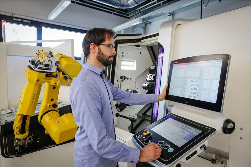 TU-Graz-Forscher Johannes Schmid am CNC-Dreh-, Fräs- und Verzahnungszentrum in der Lernfabrik. (Lunghammer / TU Graz)