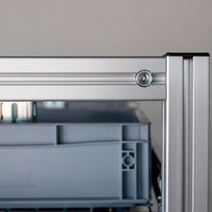 Zwei Aluminiumvierkantprofile werden mithilfe eines Eckverbinder verbunden. Hierfür haben wir bei BeeWaTec verschiedene Eck-Lösungen.(Bild:  BeeWaTec AG)